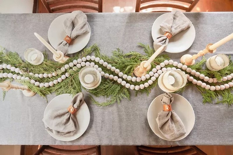 Simple Christmas table decoration